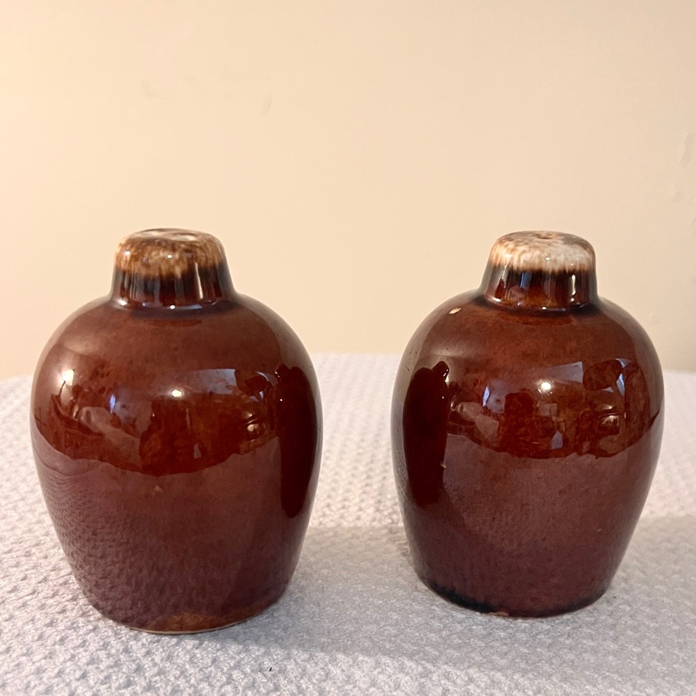 Vintage Hull Pottery - Brown
Drip Pottery - Salt and Pepper Shakers - 1960s
